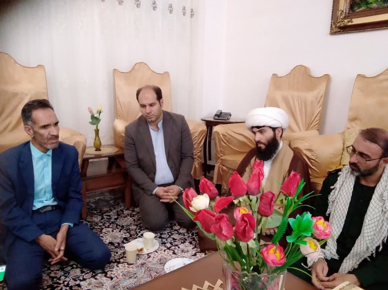 اعضای کاروان دوی امدادی "عاشقان حسینی ، زائران خمینی" استان اصفهان با خانواده سردار شهید ، محمد حسین ساعدی در خمین دیدار کردند