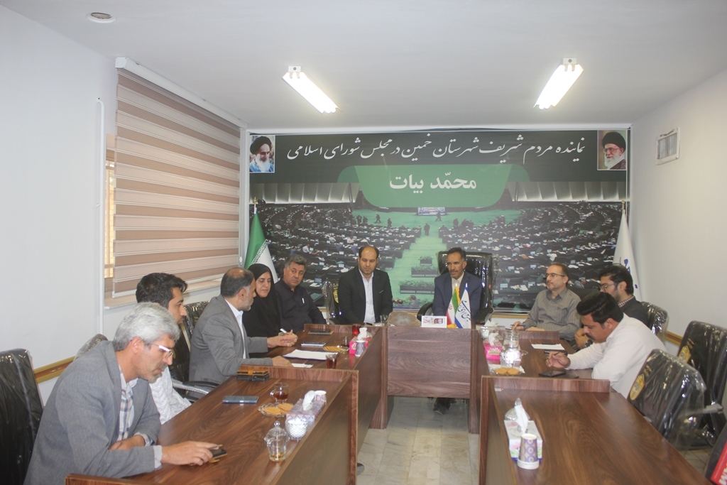 نشست بررسی مشکلات اینترنت و آنتن دهی تلفن همراه در روستاهای شهرستان خمین برگزار شد