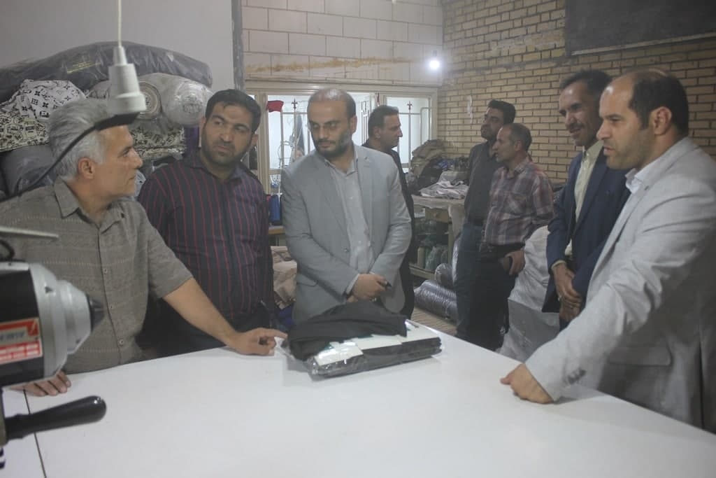 فرماندار و نماینده مردم خمین در مجلس از تعداد یک واحد تولیدی در خمین بازدید کردند