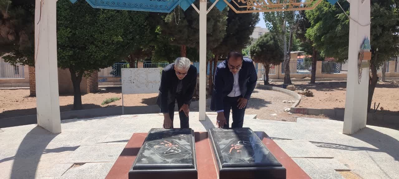 حضور دکتر احمدی بر مزار شهدای گمنام شهر مأمونیه