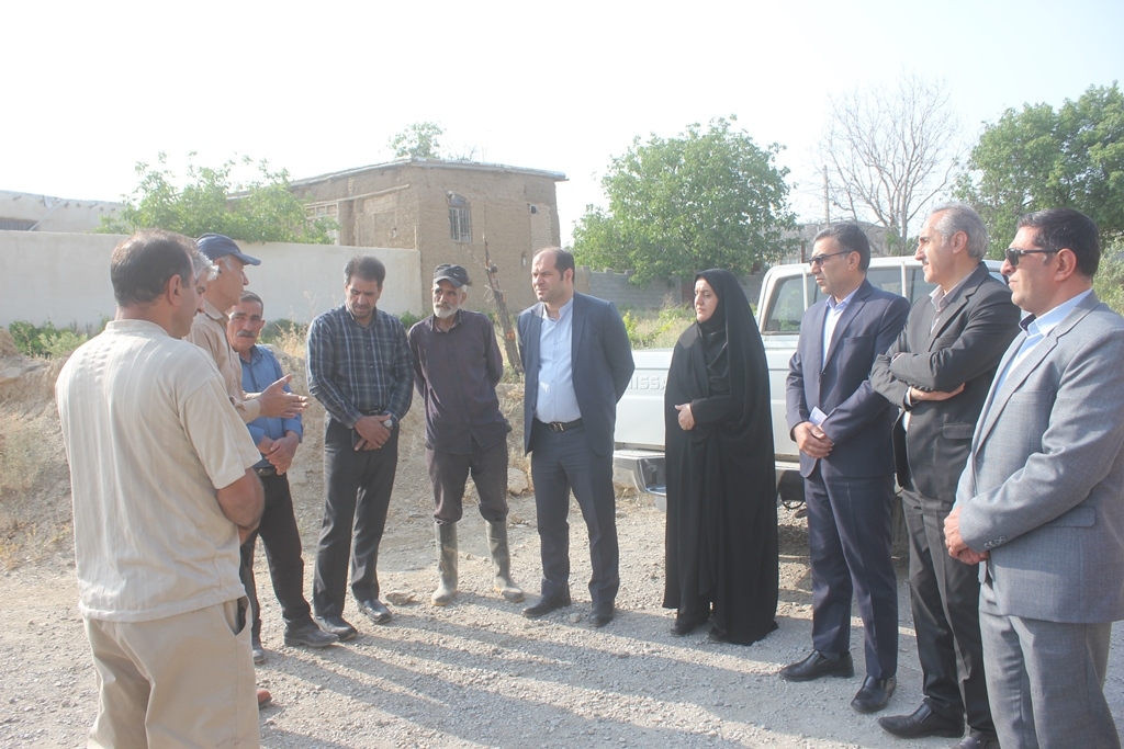 فرماندار از روستای عباس آباد شهرستان خمین بازدید کرد