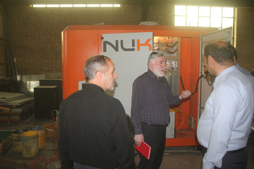 فرماندار از شرکت پارس لیزر خمین بازدید کرد