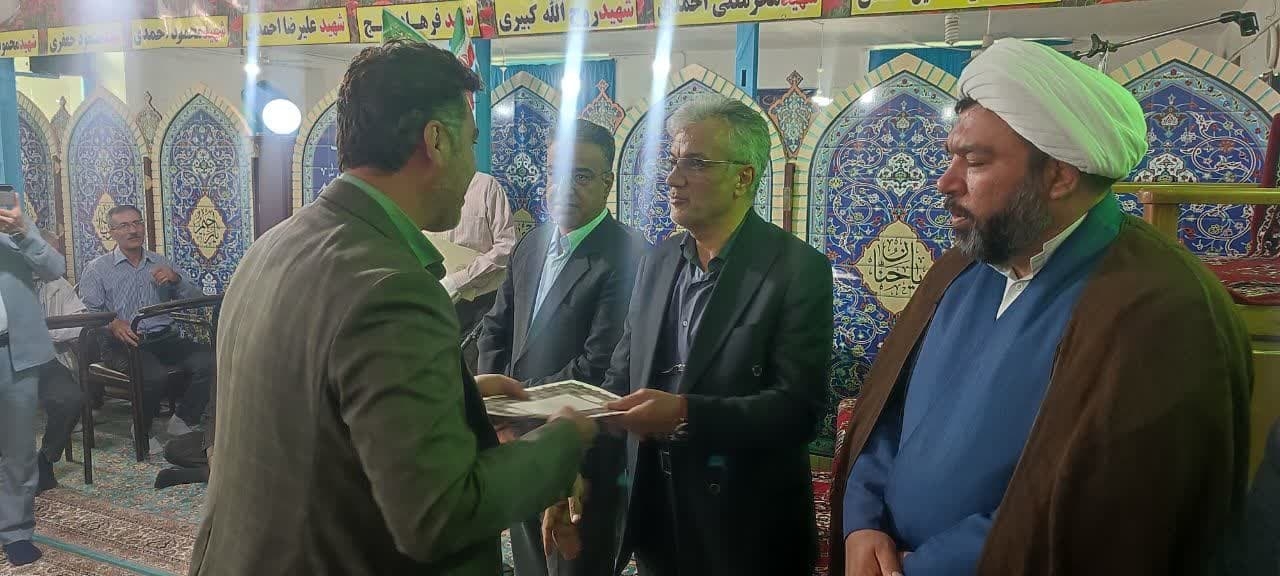 بازدید دکتر احمدی از روستای دوزج و تقدیر از دهیاران و بسیج سازندگی