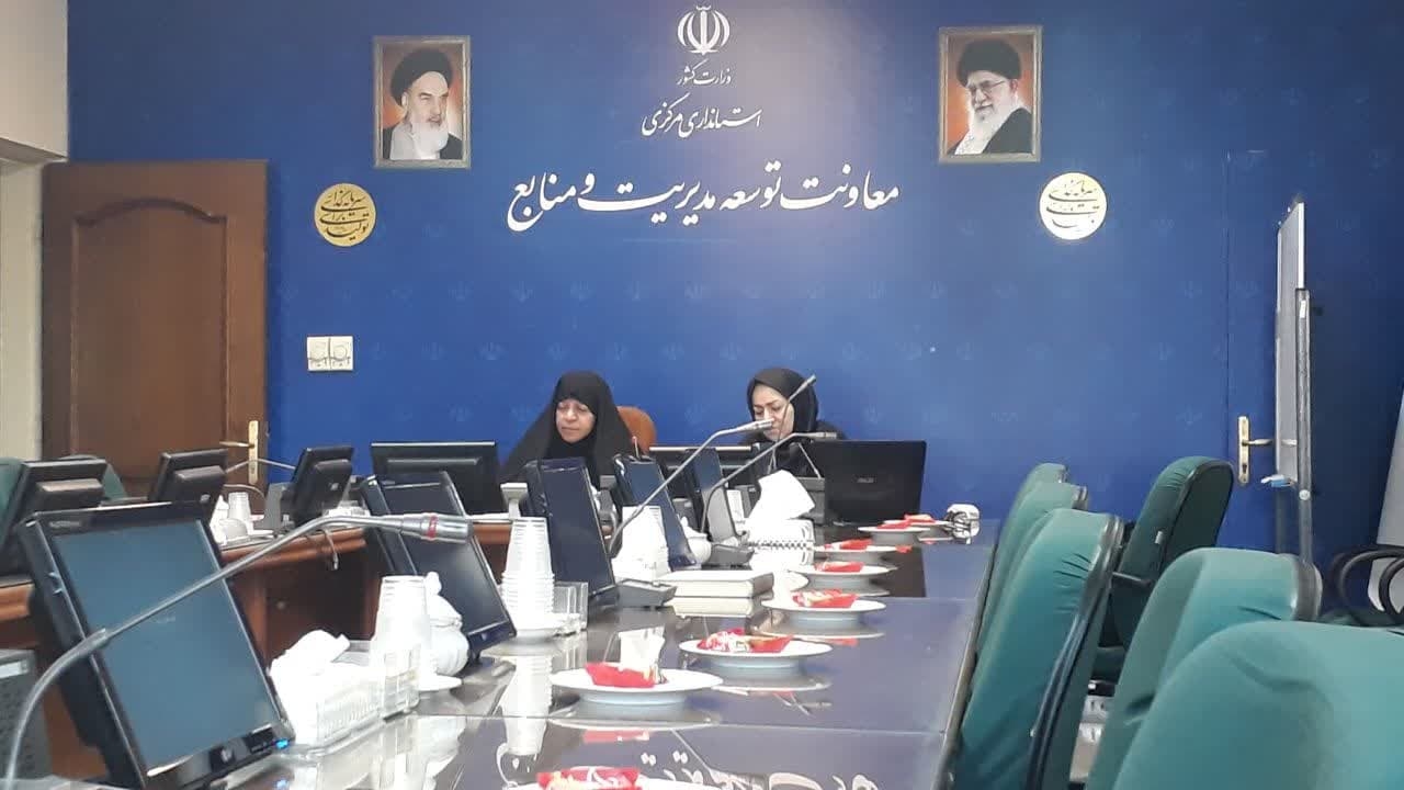 جلسه ویدئو کنفرانسی هم اندیشی مدیران کل اموربانوان وخانواده منطقه ۴ کشور به ریاست مدیرکل اموربانوان وخانواده استانداری مرکزی
در جلسه هم اندیشی مدیران دفاتر امور بانوان وخانواده استانهای  ایلام،خوزستان،لرستان،کرمانشاه، مرکزی وهمدان  بصورت ویدیو کنفرانس پیرامون طرح اقتصادی پیشنهادی مدیران منطقه ۴ با عنوان« هم افزایی منطقه ای زنان پیشران جهت توانمندسازی اقتصادی و توسعه پایدار خانواده محور » به بررسی این طرح وپاسخ به سوالات مدیران منطقه توسط مفتح زاده مدیرکل دفتر اموربانوان استانداری مرکزی وغنی پور راهبر اقتصادی طرح پرداخته شد.