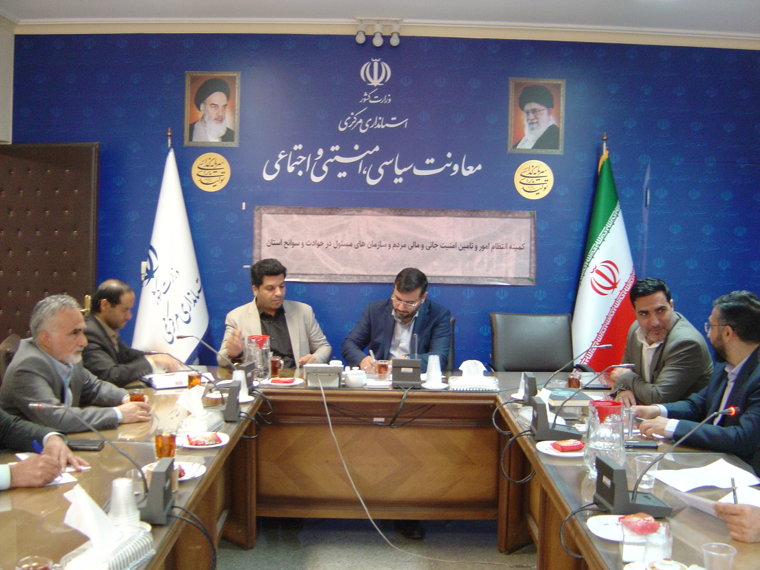 جلسه مشترک کمیته اجرایی انتظام امور، تامین امنیت جانی و مالی مردم و سازمان های مسئول در حوادث و سوانح و کمیسیون حفاظت از اماکن و تاسیسات طبقه بندی شده استان به ریاست آقای برنج زاده مدیرکل امنیتی و انتظامی