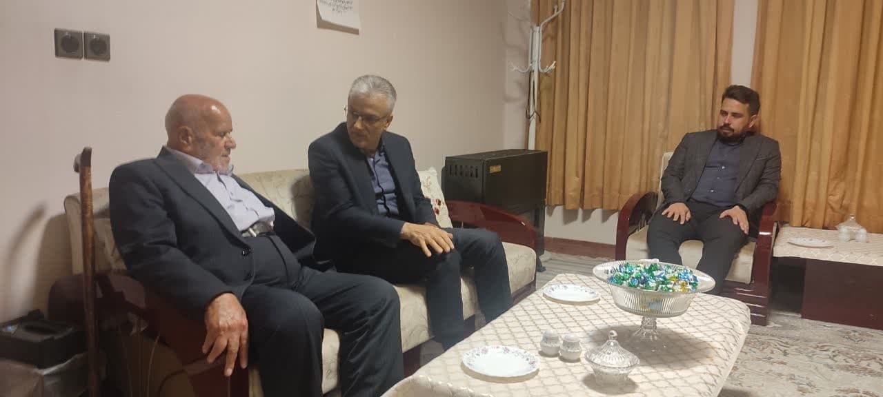 دیدار دکتر احمدی با خانواده شهید سید حمید موسوی خوشدل در شهر زاویه