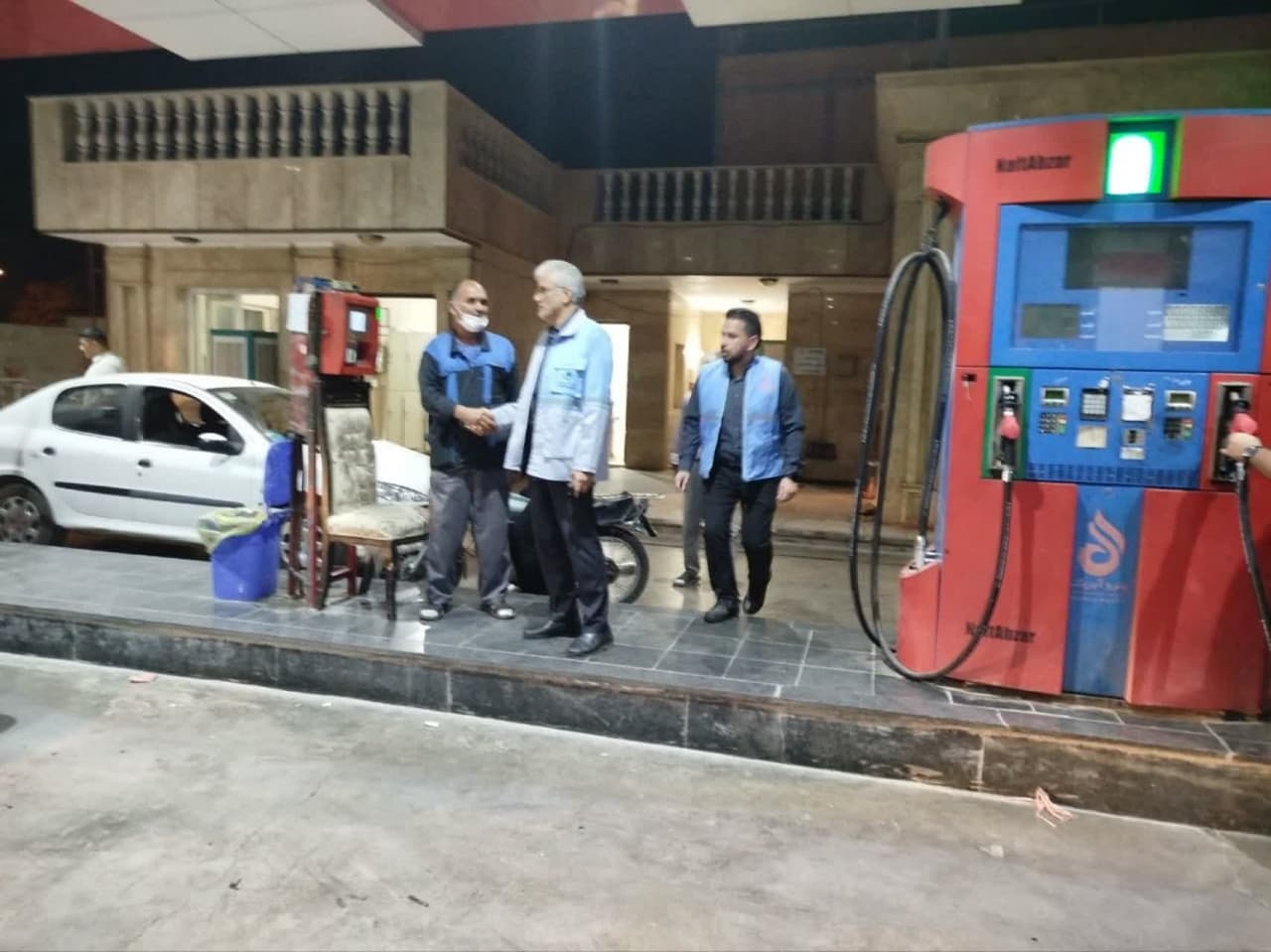 بازدید دکتر احمدی از داروخانه‌ها، پمپ‌بنزین و نانوایی‌های مأمونیه