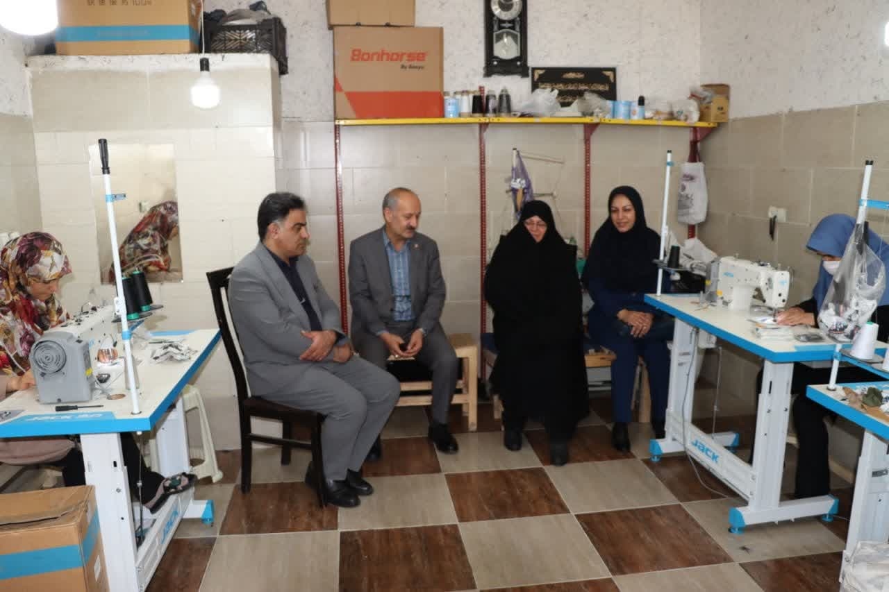 به گزارش روابط عمومی بهزیستی استان مرکزی، همزمان با روز ملی بزرگداشت خانواده، دیداری با حضور مفتح زاده مدیر کل زنان و خانواده استانداری مرکزی، اله دادی سرپرست اداره کل بهزیستی استان مرکزی، دکتر مهر طلب معاون سلامت اجتماعی و خانجانی رئیس اداره بهزیستی شهرستان اراک از گروه همیار موفق و کارگاه چند منظوره اشتغال بانوان، تولید کننده پوشاک و منسوجات برگزار شد.