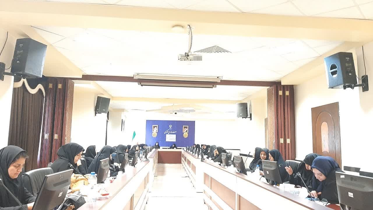 دومین نشست فصلی  مشاوران امور بانوان دستگاههای اجرایی به ریاست مفتح زاده مدیر کل دفتر امور زنان و خانواده استانداری و با حضور بیاتی کارشناس مسائل  سیاسی ،اکبری دبیر کمیسیون مبارزه با قاچاق کالا و ارز ،قربانی نماینده ستاد امر به معروف و نهی از منکر استان  با دستور کارهای زیر در محل استانداری برگزار شد