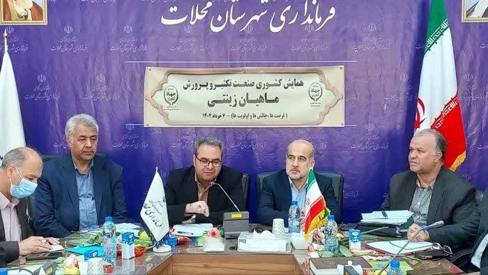 فرماندار محلات:
سال گذشته ۱۲۶ هزار دلار ماهیان زینتی از شهرستان محلات صادر شده است