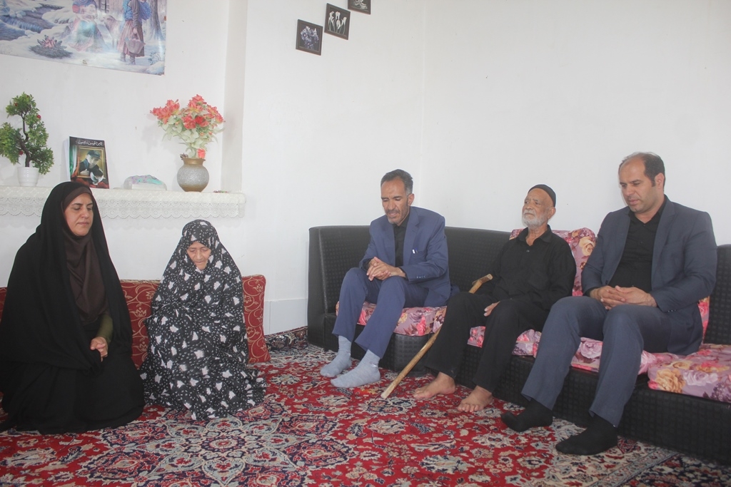 فرماندار و نماینده مردم خمین در مجلس شورای اسلامی با خانواده شهید علیرضا محمودی در خمین دیدار کردند