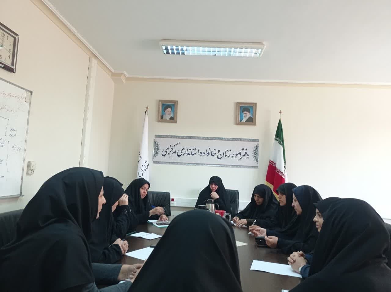 پنجمین جلسه کمیته بانوان و جوانان ستاد اربعین استان به ریاست مفتح زاده مدیر کل امور زنان وخانواده استانداری و با حضور اعضا د محل دفتر برگزار شد .