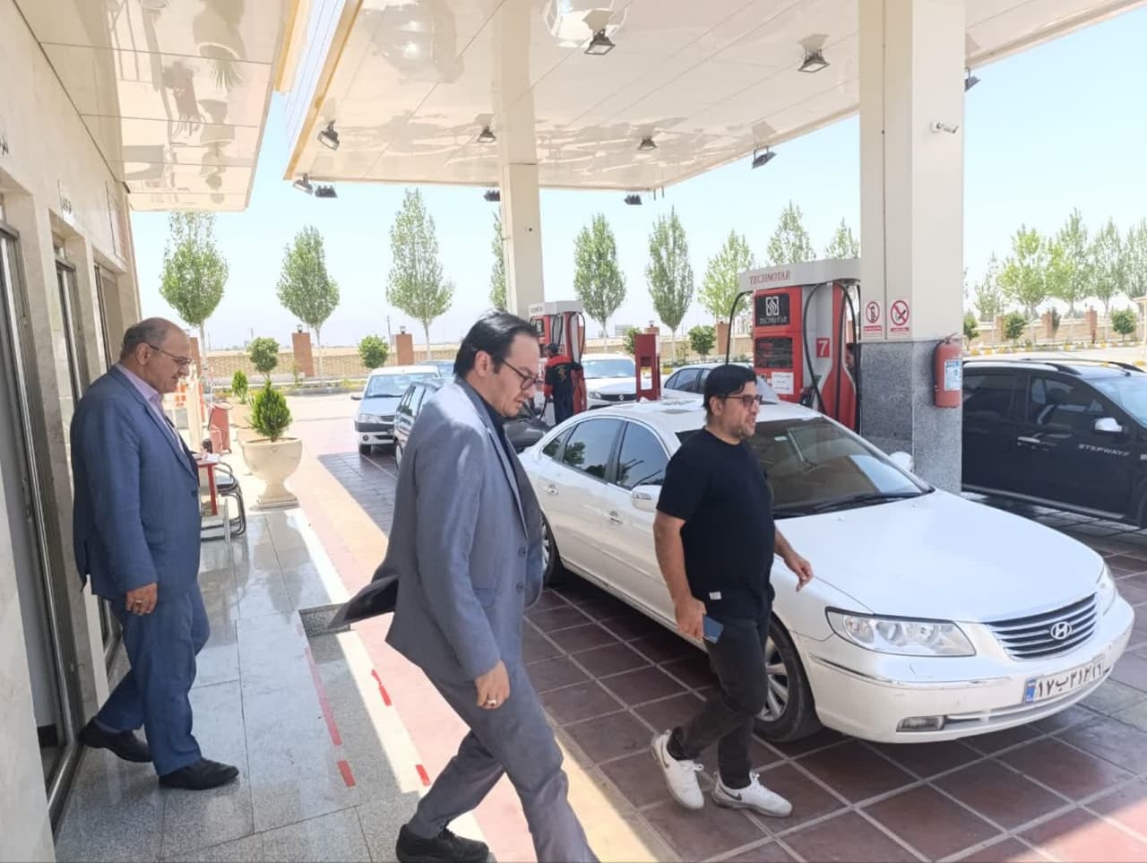 بازدیدسرزده از جایگاه های سوخت در شهر دلیجان
روز شنبه مورخ1404/03/24
سرپرست فرمانداری شهرستان دلیجان درپی برخی از شایعات بوجود آمده توسط عاملان فتنه مبنی بر شلوغی وکمبود بنزین از جایگاه های سوخت بنزین درسطح شهرستان بازدید وبا مدیران پمپ بنزین های شهرستان گفتگو کردند 
خوشبختانه هیچ مشکل خاصی وجود نداشته و طبق روال قبل جایگاه‌ها بدونه ازدحام وکمبود بنزین به کار خود ادامه میدهند

روابط‌عمومی فرمانداری شهرستان دلیجان