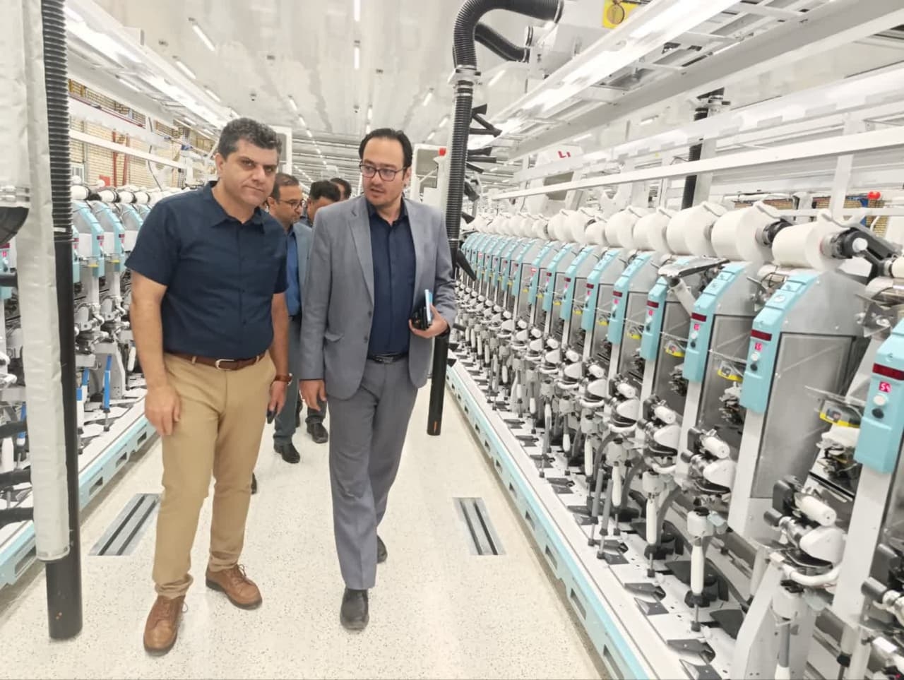 اولین بازدید صنعتی سرپرست فرمانداری شهرستان دلیجان 
روز دوشنبه مورخ 1404/03/26
مهندس گلشن سرپرست فرمانداری به اتفاق روئسای ادارات برق،منابع طبیعی،اموراراضی یوسفی کارشناس صنایع فرمانداری ازشرکت الیاف ساویس دلیجان بازدید ودرخصوص رفع مشکلات شرکت ساویس گفتگو کردند
ایجاد نیروگاه خورشیدی 
درخواست سوخت ژنراتورها
قطعی برق
مشکلات شرکت فوق بود که مورد بررسی قرارگرفت