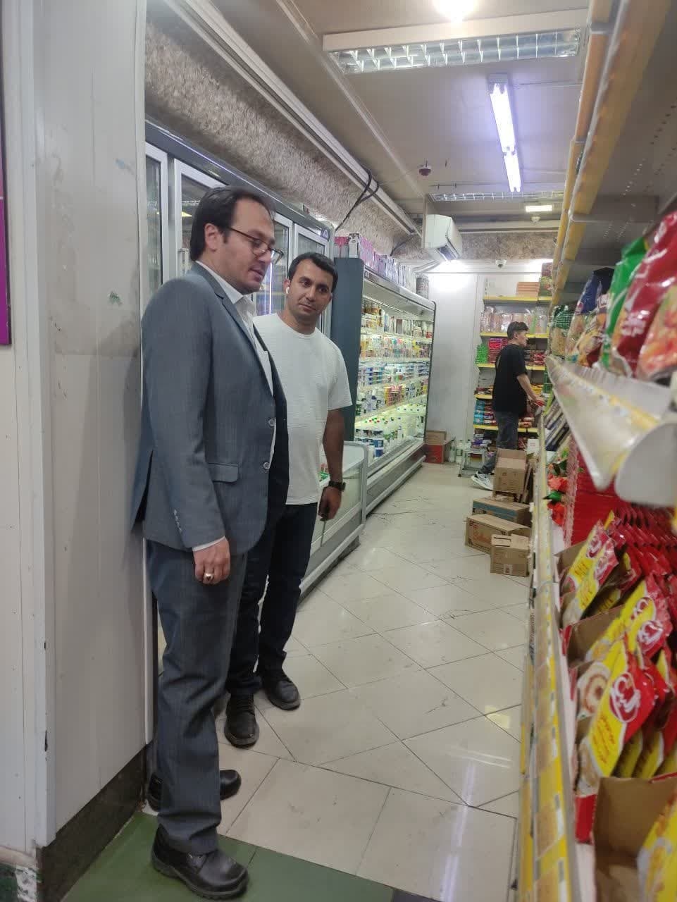 بازدید سرپرست فرمانداری شهرستان دلیجان از فروشگاه های سطح شهر
مهندس گلشن سرپرست فرمانداری عصر رو سه شنبه مورخ ۱۴۰۴/۰۳/۲۷  از فروشگاه های سطح شهر بازدید و در روند مشکلات قرار گرفتند.
مهندس گلشن نیز در این بازدید با تعدادی از همشهریان صحبت کردند.