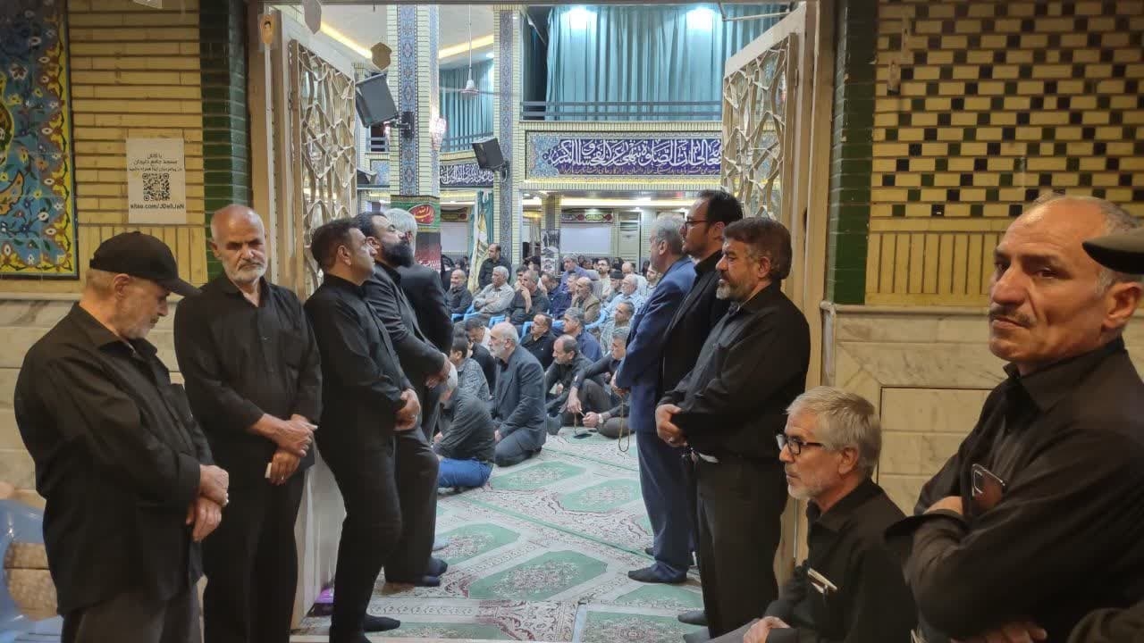 حضور مردم شهید پرور شهرستان دلیجان در مراسم شبی با شهدای امنیت و اقتدار در محل مسجد جامع شهر دلیجان