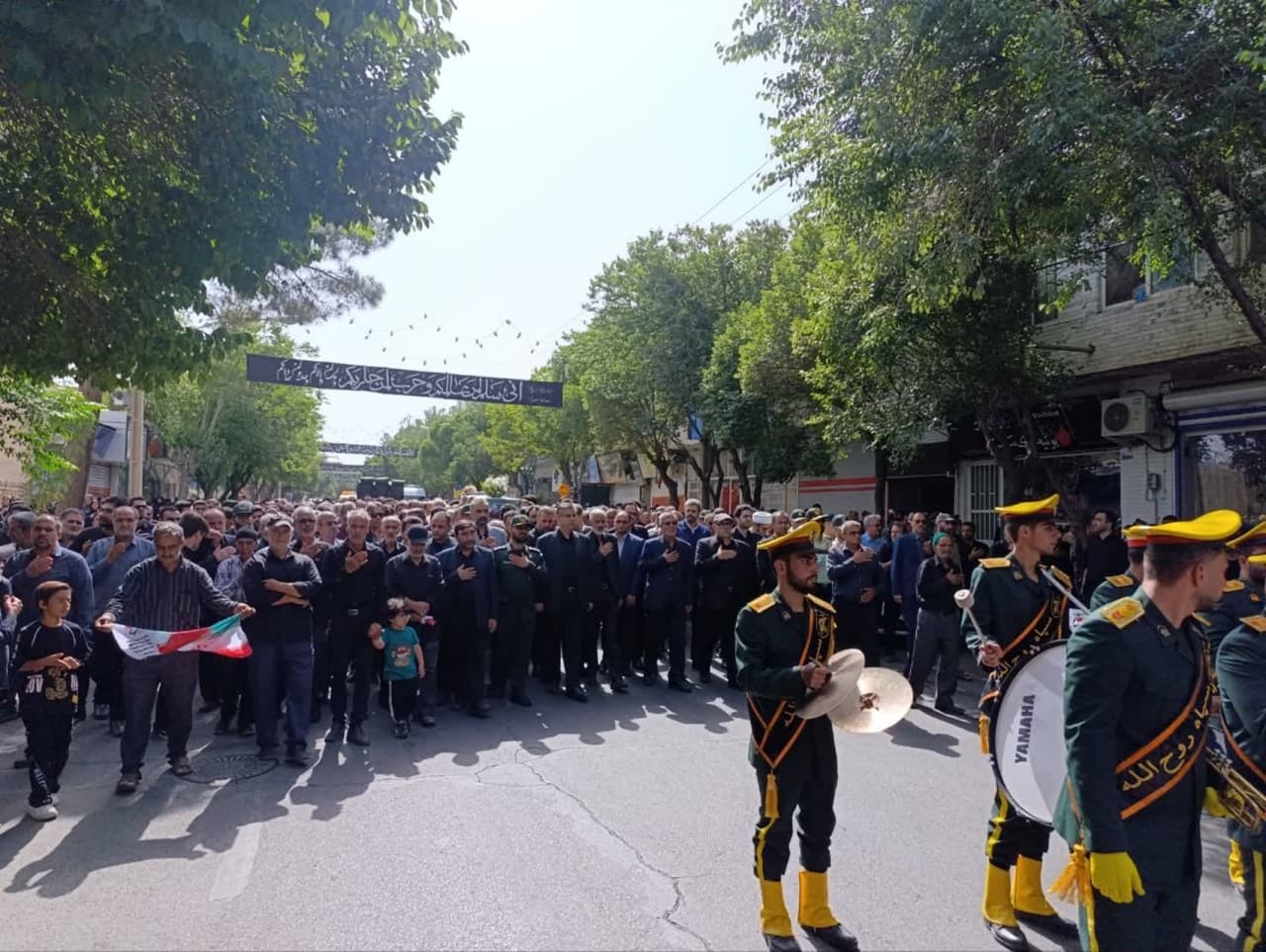 مراسم وداع و تشییع پیکر پاک سه تن از شهدای شهرستان دلیجان در حملات رژیم صهیونیستی صبح پنجشنبه پنجم تیرماه ۱۴۰۴ با حضور استاندار مرکزی، مسئولین استانی و شهرستانی ،خانواده معظم شهدا ی امروز و آحاد مردم دلیجان برگزار شد. 


در این مراسم که از مقابل مسجد جامع شهر دلیجان تا میدان مدرس برگزار شد، پیکر پاک شهید سید محمود موسویان (نراق) شهید حسین جعفری(راونج) و شهیده فاطمه قنبری (سینقان) بر دستان مردم قدرشناس شهرستان دلیجان تشییع شد . 

لازم به ذکر است مراسم تشییع پیکر شهید حسن شجاعی از اهالی دودهک، در تهران برگزار می گردد. 

پیکر پاک شهیدان پس از اقامه نماز به امامت حجت الاسلام شیخ نعمت الله کاظم زاده، جهت خاکسپاری راهی موطن این عزیزان گردید .