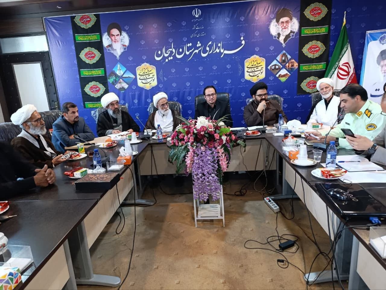 نشست مسئولین هیئت‌های مذهبی ماحدین ،روحانیون با مهندس گلشن سرپرست فرمانداری شهرستان دلیجان.

روز سه‌شنبه مورخ ۱۴۰۴/۰۴/۱۰
 در این جلسه که به ریاست مهندس گلشن وحضور امامین جمعه شهر دلیجان و نراق ،مسئولین هیئت‌های مذهبی شهرستان وروحانیون در خصوص برگزاری مراسم عزاداری سید و سالار شهیدان  بحث و گفتگو  شد