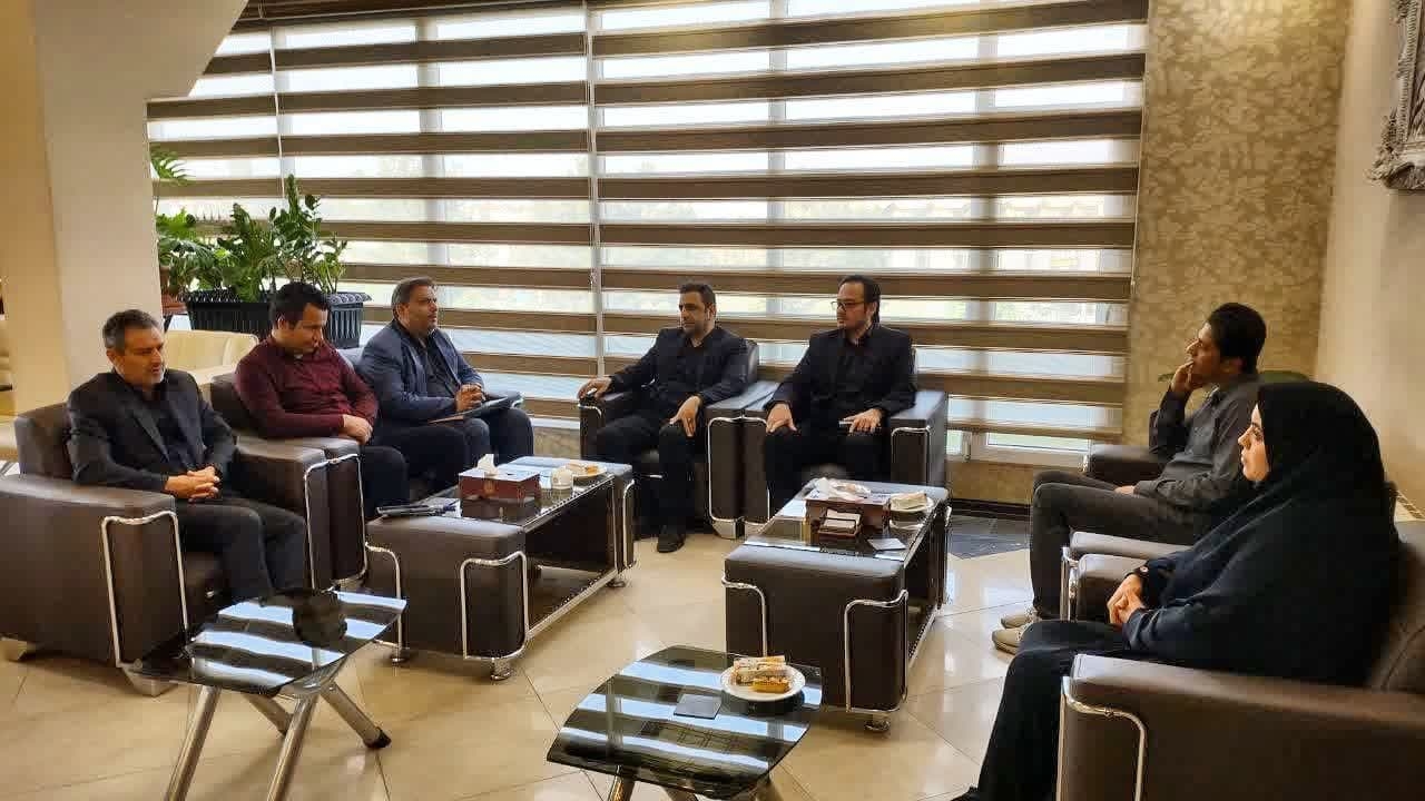 همزمان با روز شهرداری‌ها و دهیاری‌ها صورت گرفت؛ دیدار فرماندار با شهرداران دلیجان ونراق

🔹مهندس گلشن، سرپرست فرمانداری شهرستان دلیجان به همراه محسن اشرفی سرپرست بخشداری مرکزی و جمعی از کارمندان فرمانداری به مناسبت فرارسیدن «۱۴ تیرماه روز شهرداری‌ها و دهیاری‌ها» با سام امین صالحی شهردار دلیجان وحسن امین زاده شهردار نراق دیدار و گفت‌وگو کردند.
🔹در این دیدار سرپرست فرمانداری شهرستان دلیجان از  زحمات پرسنل شهرداری  تقدیر و تشکر کردند