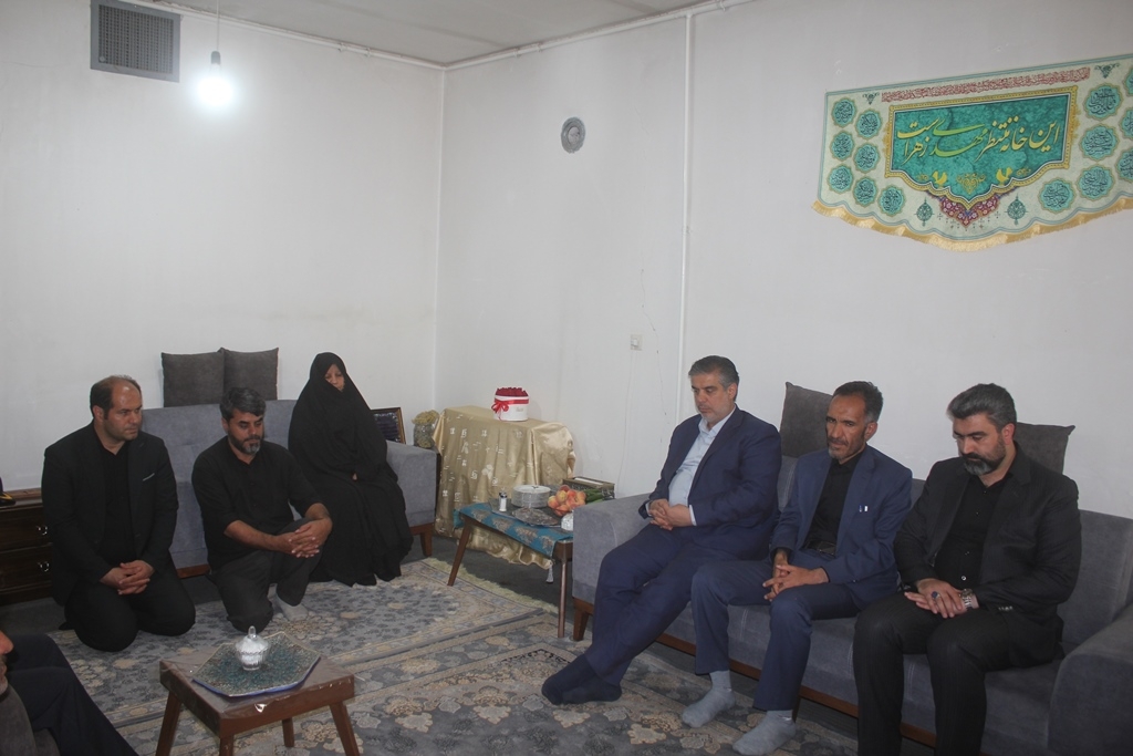 استاندار مرکزی با خانواده شهیده فاطمه سیه پوش در خمین دیدار کرد