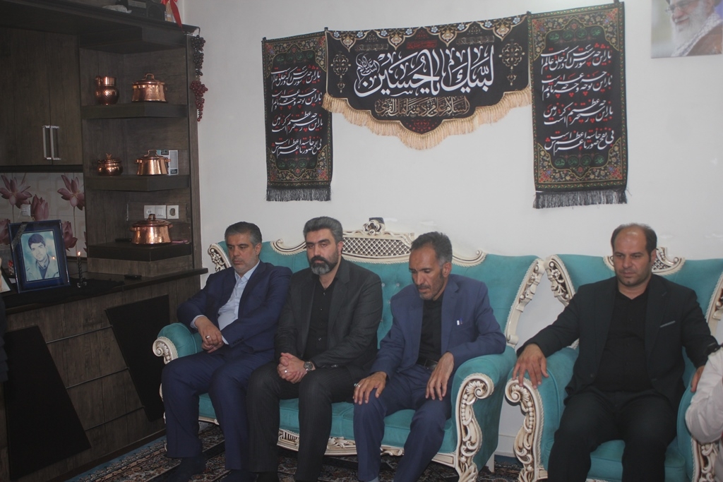 استاندار مرکزی با خانواده شهید مسعود بیات در خمین دیدار کرد