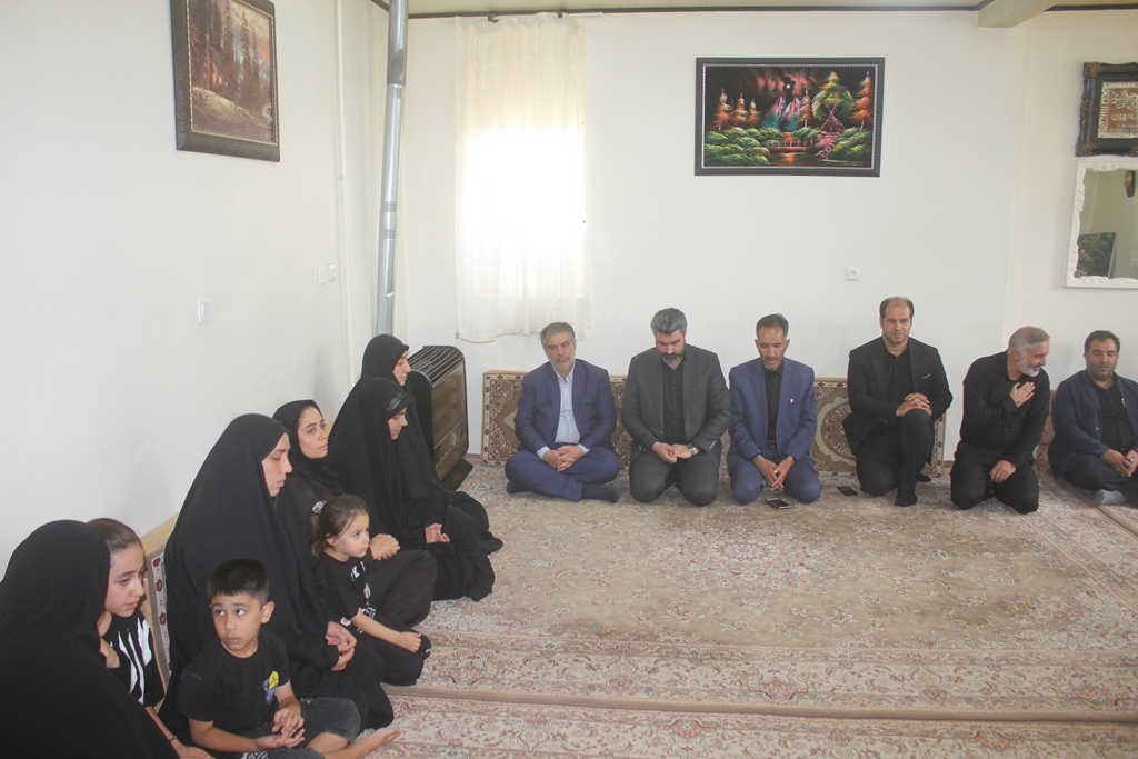 استاندار مرکزی با خانواده شهید محمد اکبری در خمین دیدار کرد
