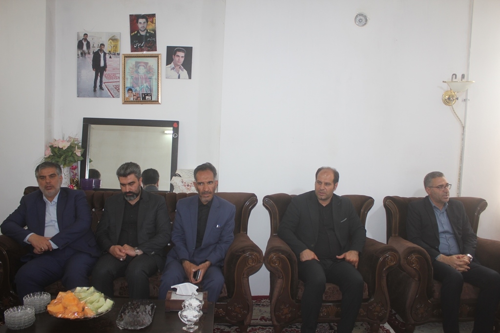 استاندار مرکزی با خانواده شهید محمد عباسی در خمین دیدار کرد