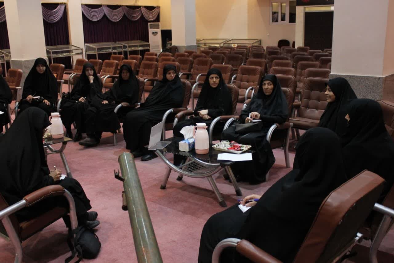 نشست تخصصی کانون پیام آوران عاشورایی و حضورنمایندگان هشت کارگروه مادران ، همسران ، خواهران ، دختران شهدا و بانوان پیشکسوتان ، همسران آزاده و همسران جانبازان باحضورمفتح زاده، مدیر کل امور زنان وخانواده استانداری مرکزی برگزار شد .