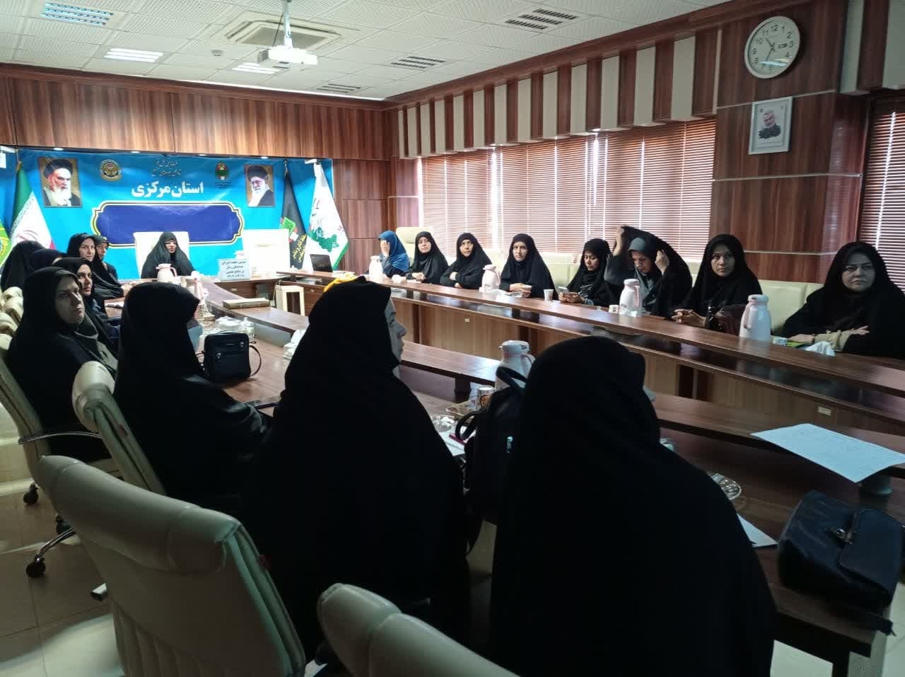 دومین جلسه شورای هماهنگی زنان دردفاع مقدس ومقاومت استان مرکزی به ریاست مفتح زاده مدیرکل امور زنان وخانواده استانداری برگزار شد .
در این نشست دو برنامه دختران نوراه با هدف شبکه سازی و آموزش دختران دانش آموز متوسطه اول و دوم تجربه گر راهیان نور و سیزدهمین همایش اسوه های صبر و مقاومت مورد بررسی قرار گرفت و مقرر شد در آذرماه سال جاری اجرا شوند .
 سه شنبه ۱۷ تیر۱۴۰۴