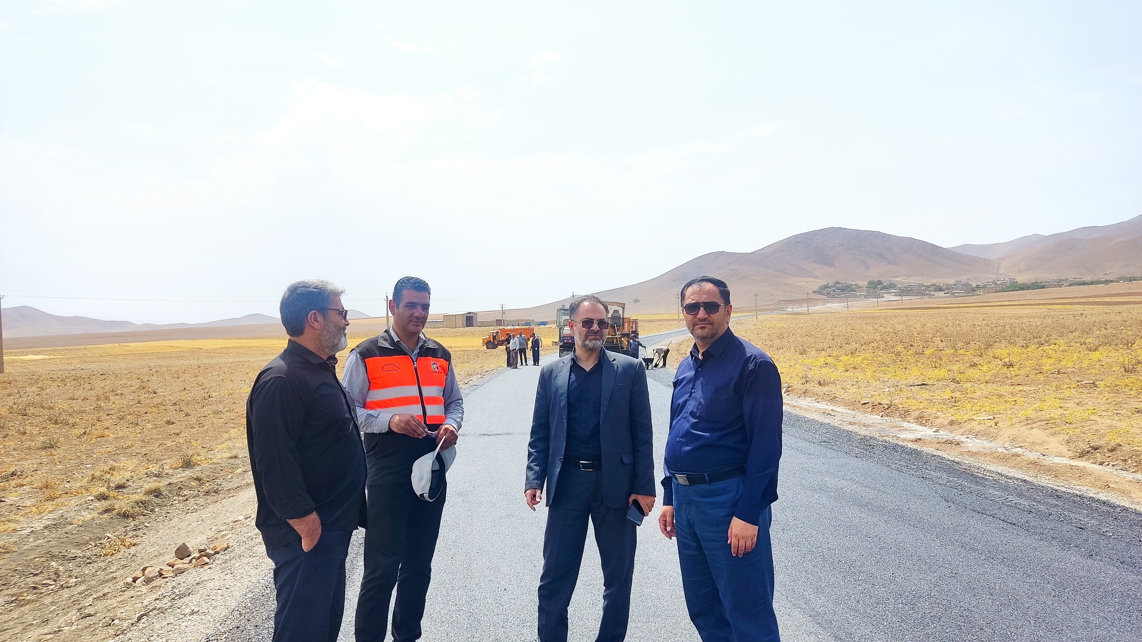 🔷 بازدید میدانی فرماندار خنداب از پروژه آسفالت جاده روستای دارانجیر