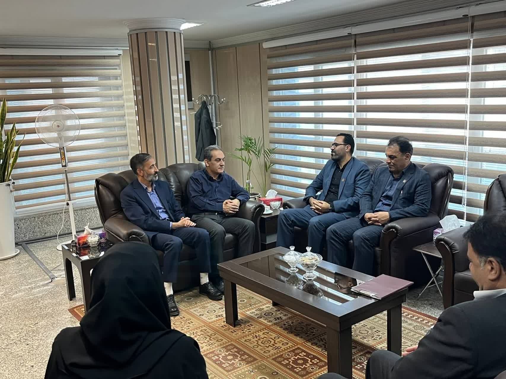 در راستای ارتقای تاب‌آوری سایبری زیرساخت‌های بانکی استان بازدید میدانی  پزشگ‌نیا مدیرکل پدافند غیرعامل از مدیریت شعب بانک صادرات استان