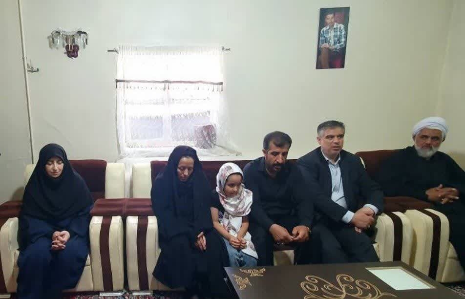 دیدار معاون رئیس جمهور با خانواده شهید مدافع وطن "مرتضی شفیعی" در زرندیه