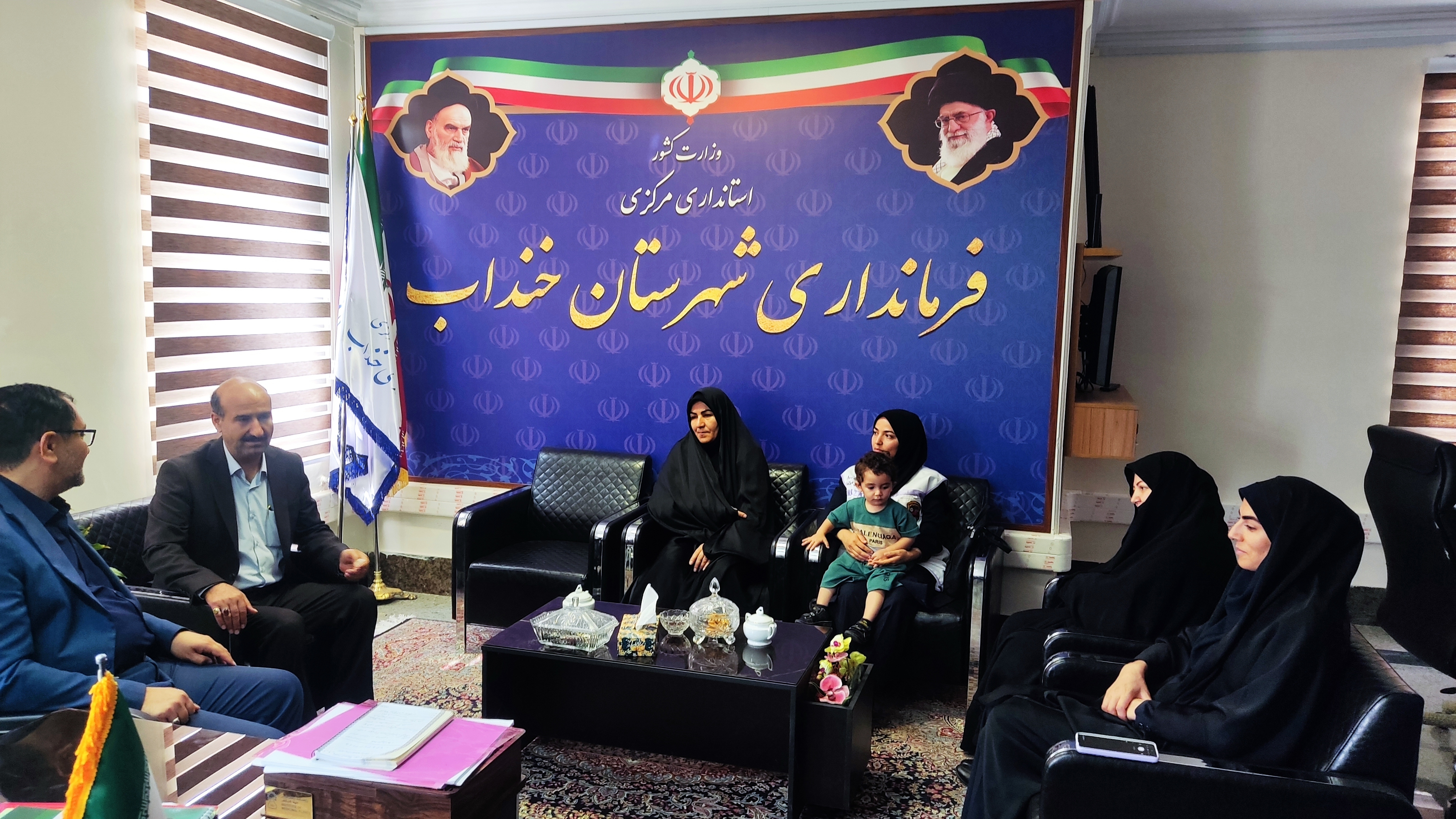 دیدار مدیر، معاونین و مسئول اورژانس اجتماعی اداره بهزیستی شهرستان خنداب با فرماندار به مناسبت هفته بهزیستی