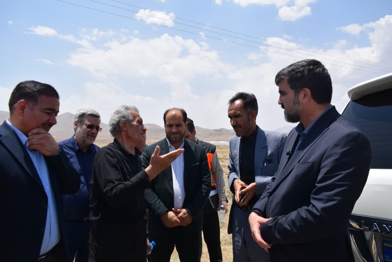 رئیس سازمان راهداری و حمل و نقل جاده‌ای کشور از محورهای مواصلاتی شهرستان خمین بازدید کرد