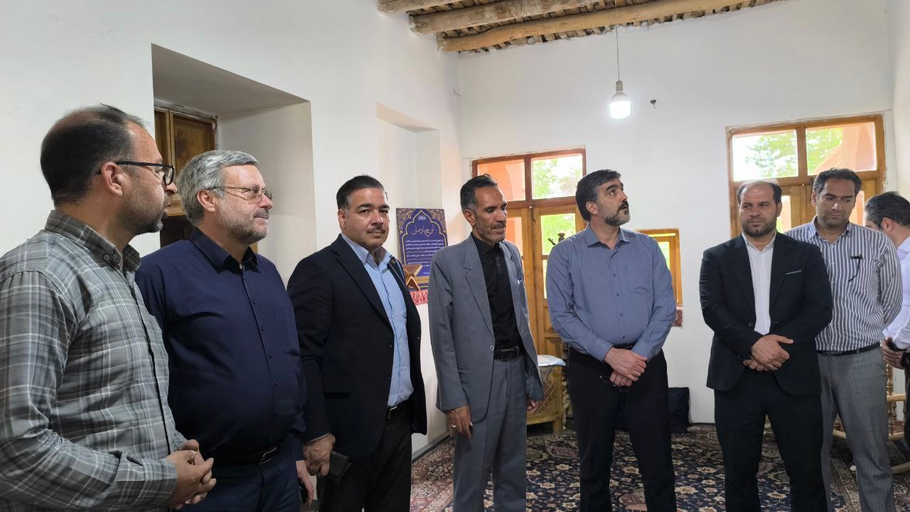 رئیس سازمان راهداری و حمل و نقل جاده‌ای کشور از بیت تاریخی حضرت امام (ره) در خمین بازدید کرد