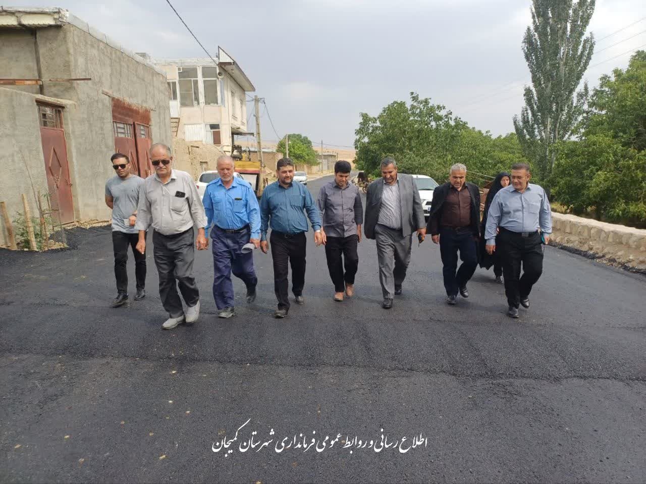 🔻 بازدید فرماندار شهرستان کمیجان از روند آسفالت‌ریزی معابر روستای امره