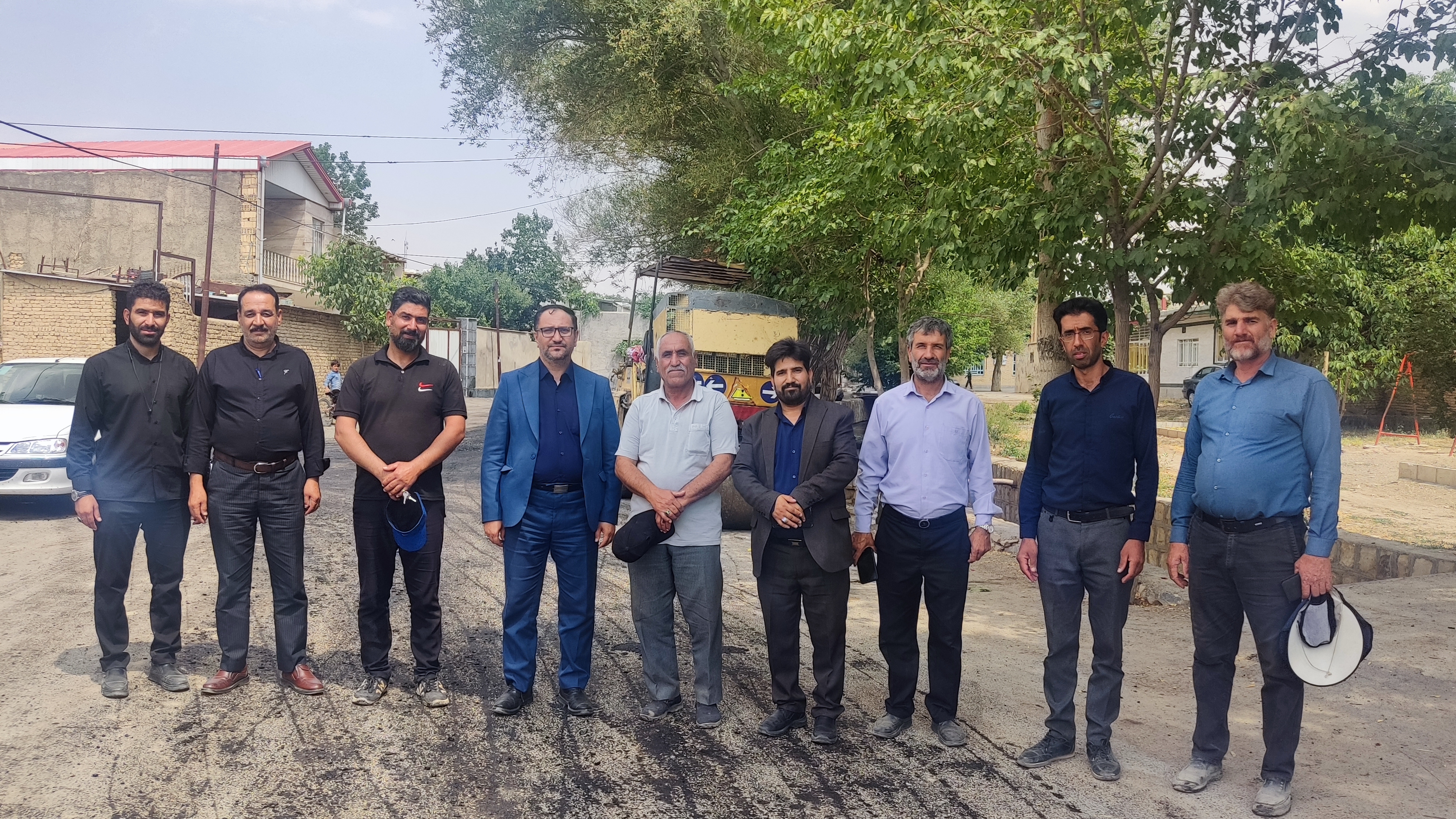 بازدید فرماندار شهرستان خنداب از پروژه بهسازی و آسفالت معابر روستای سوزان در جریان ده‌گردشی بخش قره‌چای